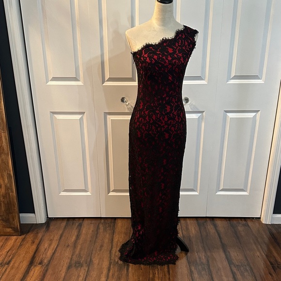 Tadashi Shoji Dresses & Skirts - Tadashi Shoji Black and Red Lace One-Shoulder Gown
